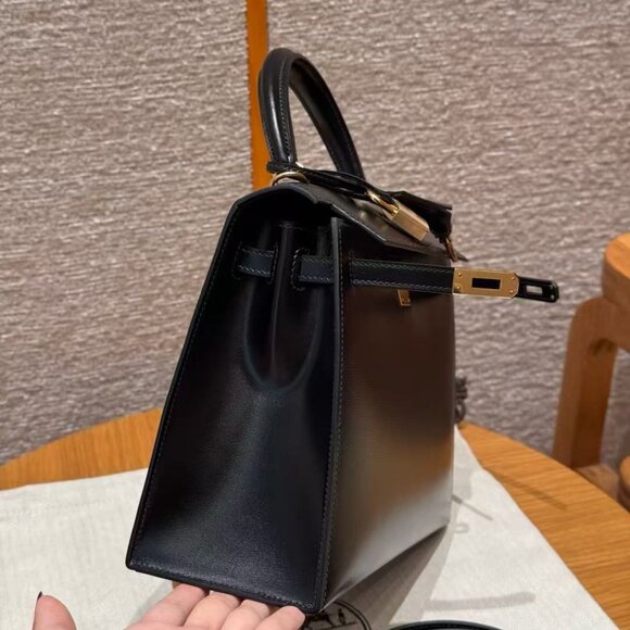 Classic Hermes Bag: A Stylish and Versatile Choice for Elegance - Picture 4 of 12